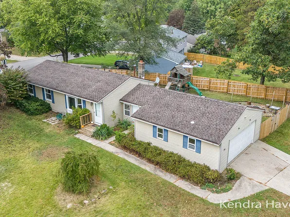 1804 Woodrun Dr SE, Lowell, MI 49331