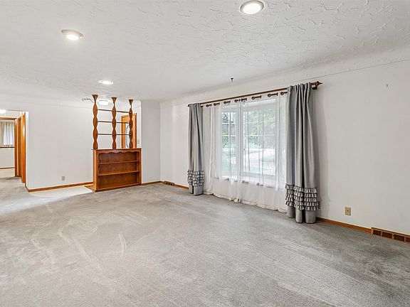 4th image of 3895 NE 43rd Ct