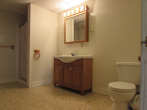 Bathroom (2nd floor)       