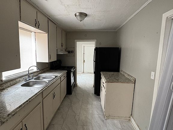 3rd image of 3963 S Court St