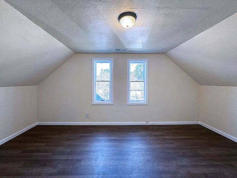 950 Clark St — Photo 35