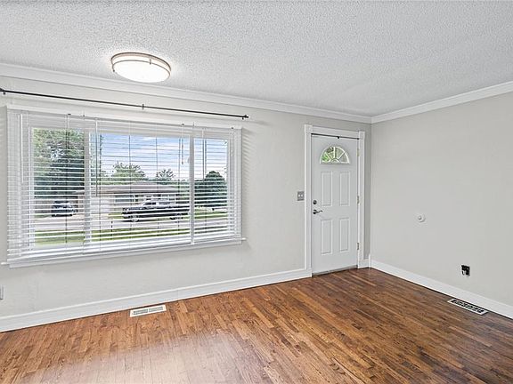 4th image of 200 W 98th St