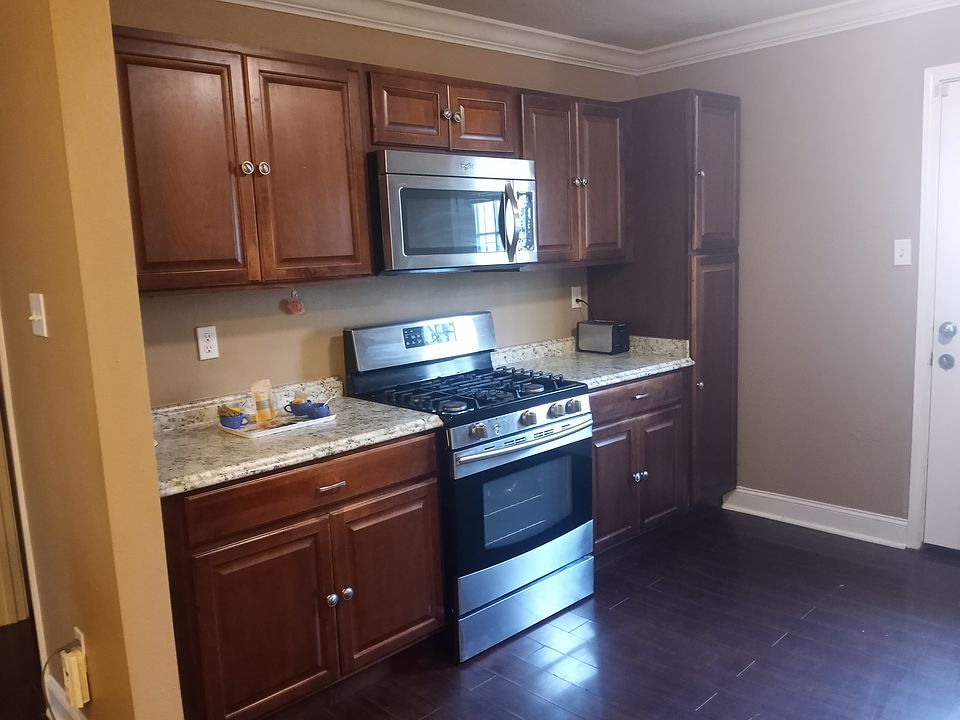 2nd image of 2204 1st St