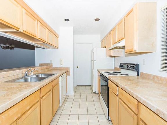 3rd image of 24 Huntley Ct