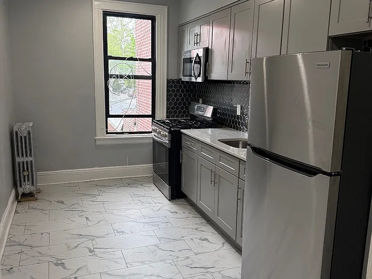 216-17 Linden Blvd — Photo 2