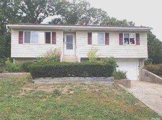 1 Crystal Ct, Pt Jefferson Station, NY 11776