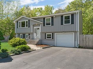2 Canyon Dr, Coventry, RI 02816
