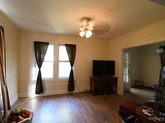 5th image of 829 Forest St