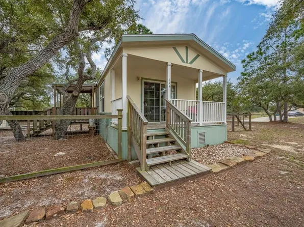 634 Pine Ave, Rockport, TX 78382