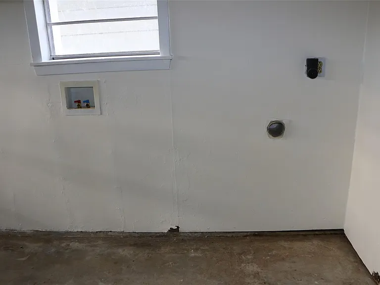 710 W 7th St — Photo 16