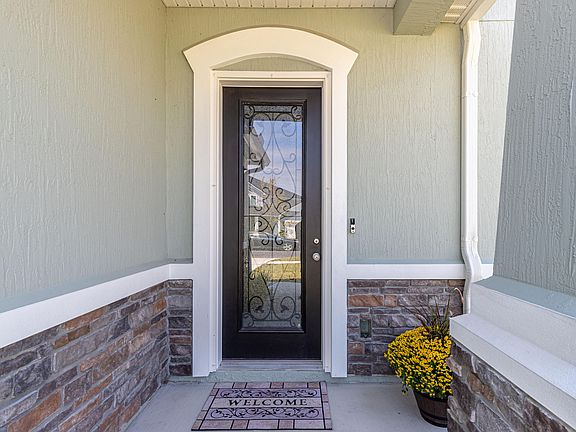 4th image of 652 Charter Oaks Blvd