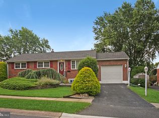 6 Holly Dr, New Castle, DE 19720
