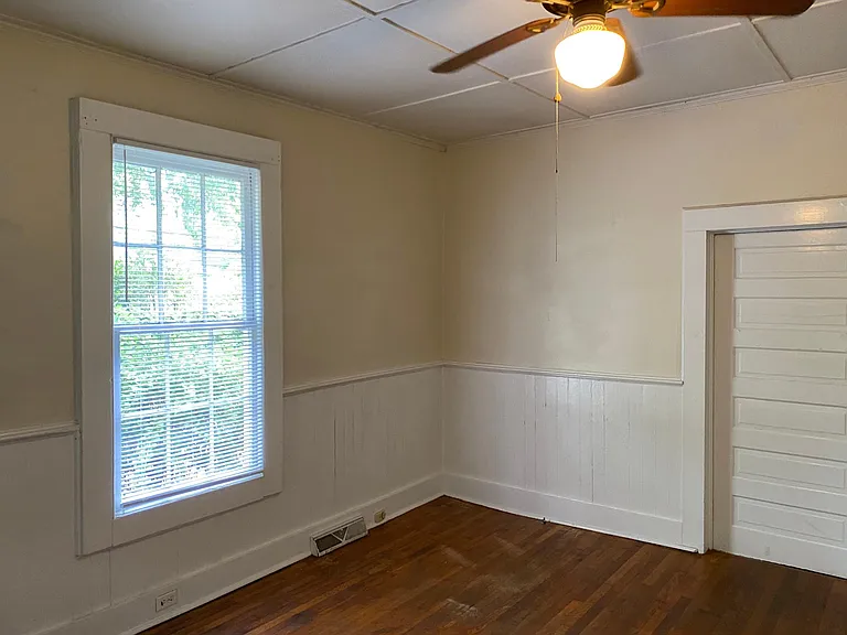 318 S Saluda Ave — Photo 5