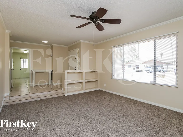 813 E Todd Dr — Photo 4