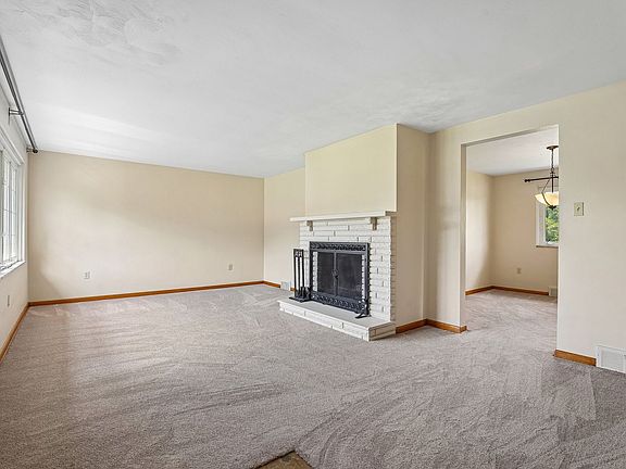 3rd image of 102 Manchester Dr