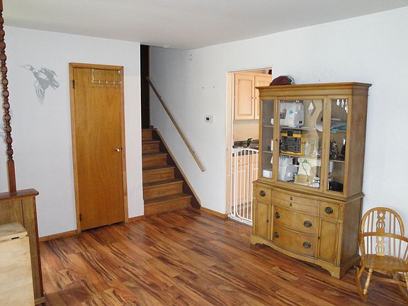 5th image of 151 E. Maple Dr.