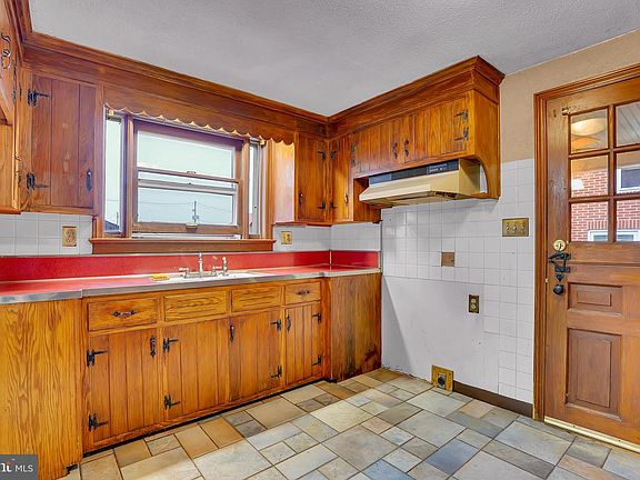 3rd image of 245 N Main St