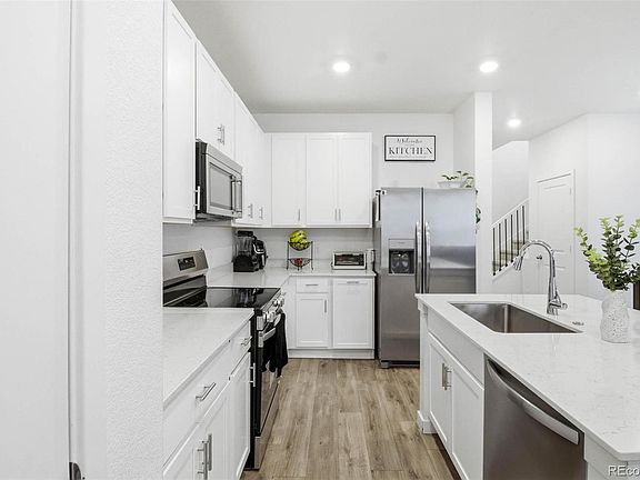 5th image of 555 Aspen Avenue
