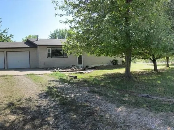 13880 Berry Ln, Wamego, KS 66547