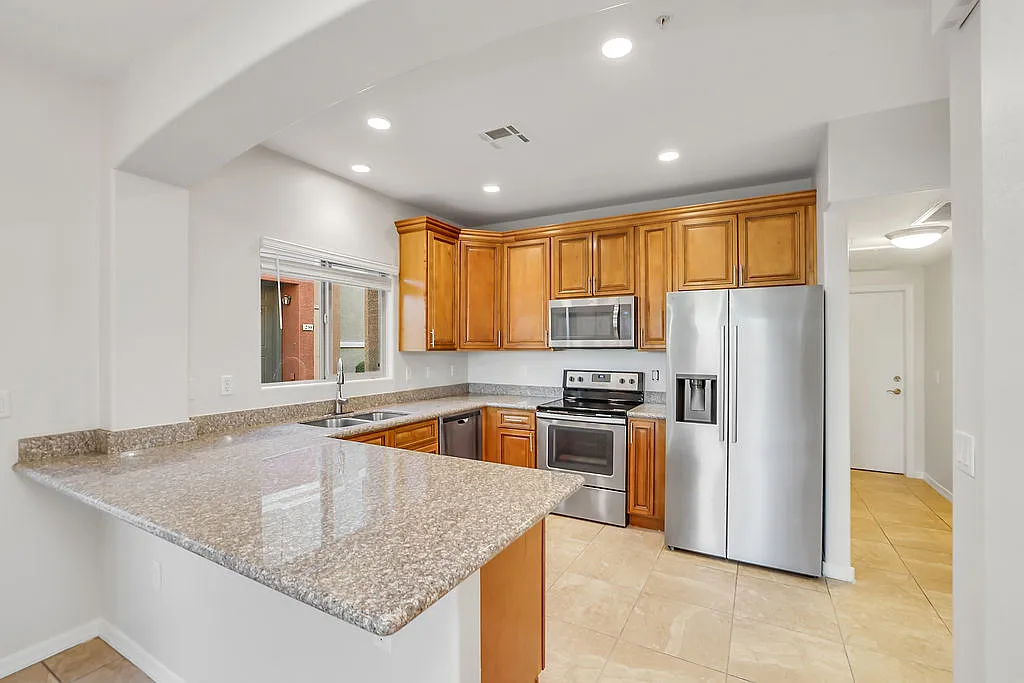 2 bed, 948 sqft, $1,700 — Photo 1