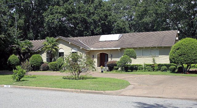 1st image of 725 Mulberry Dr