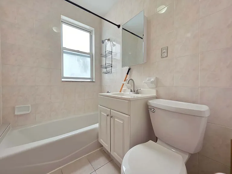 1533 E 32nd St #2 — Photo 3
