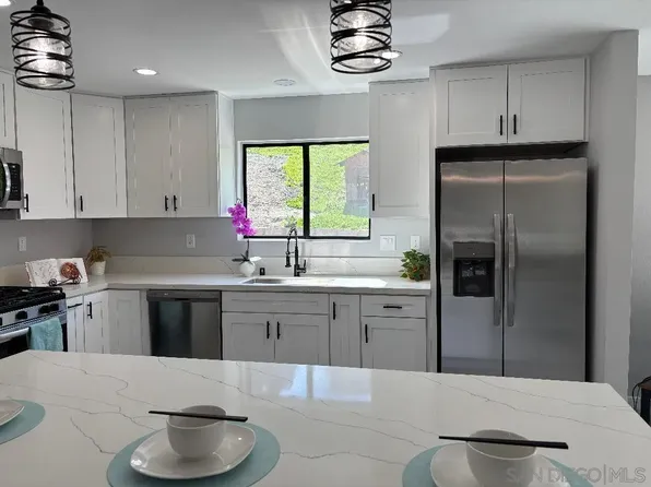 9211 Todos Santos Dr, Santee, CA 92071