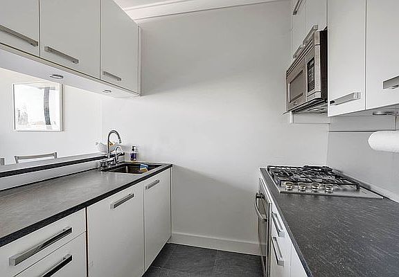 4th image of 418 E 59th St APT 33A