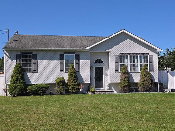2nd image of 906 Bayview Avenue