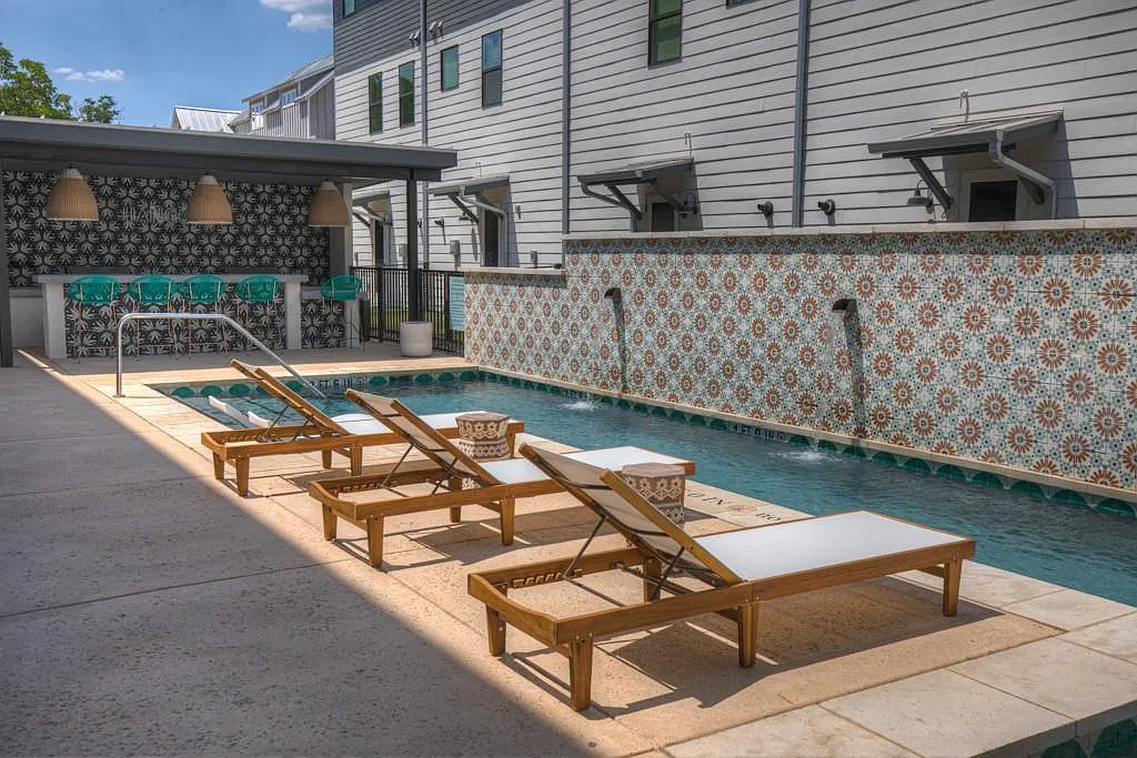 1 bed, 1.0 bath, 688 sqft, $1,200 — Photo 1