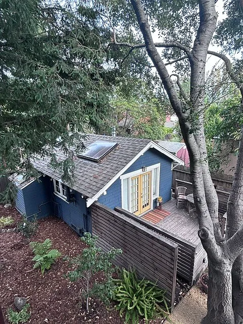Evelyn Ave Garden Cottage — Photo 1