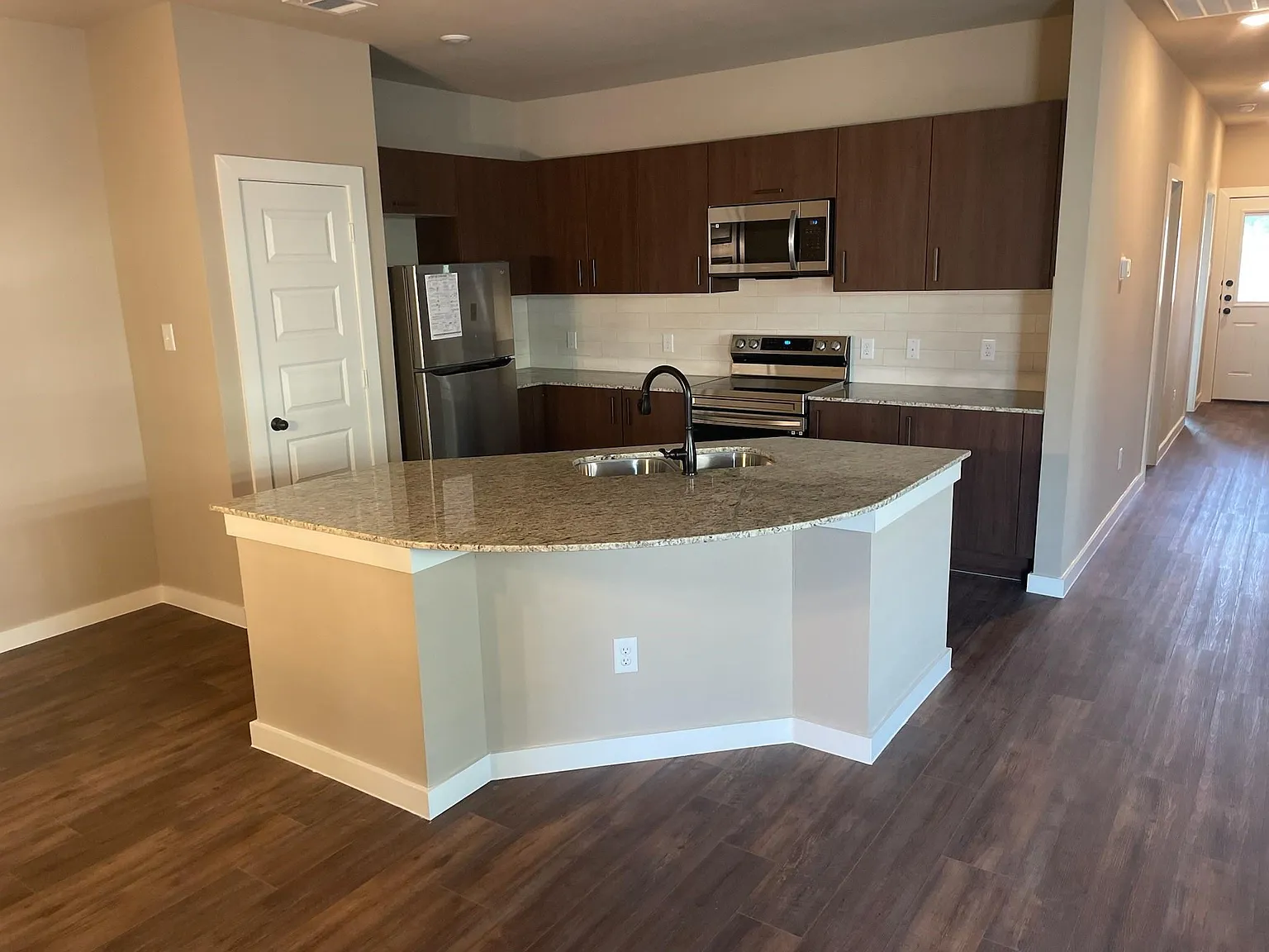 3 bed, 2.0 bath, 1356 sqft, $1,850 — Photo 2