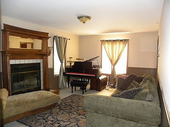 Family Room w/ fireplace