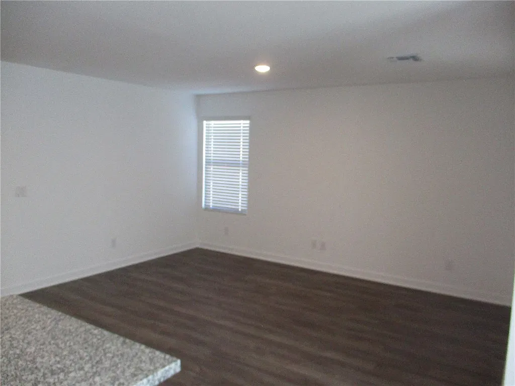 3 bed, 2.0 bath, 1470 sqft, $1,650 — Photo 2