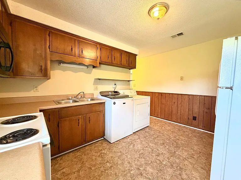 Bancroft Circle Apartments — Photo 6