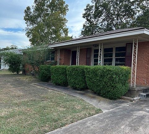 2nd image of 104 N Emberwood Dr