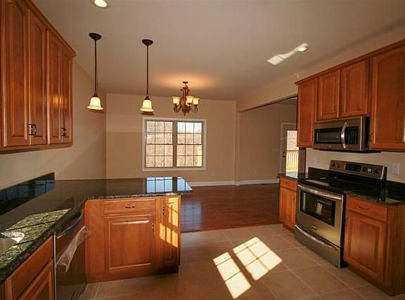 5th image of 493 Grovemont Pl
