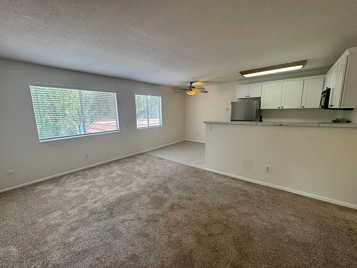 Building Photo - 2616 Alpine Blvd #24