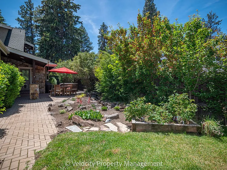 1374 NW Kingston Ave — Photo 37