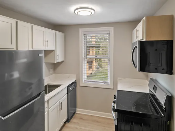 789 N McKinley Rd Unit 2, Lake Forest, IL 60045