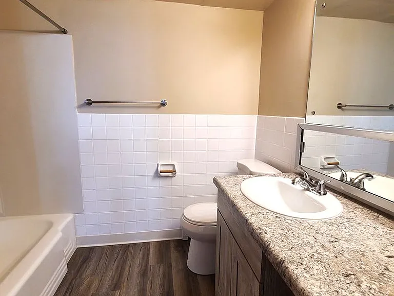 Imperial Heights Apartments — Photo 41