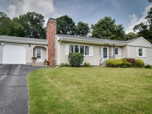 107 Hartford Ave W, Mendon, MA 01756