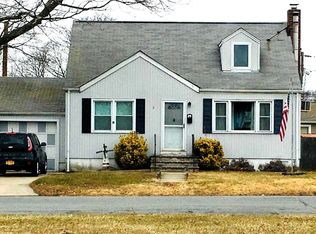 3 Maple Dr, Lindenhurst, NY 11757