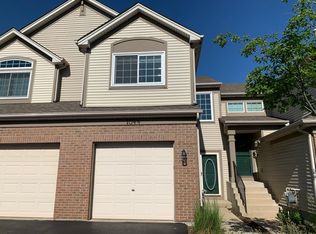 1044 Woodview Ct, Aurora, IL 60502