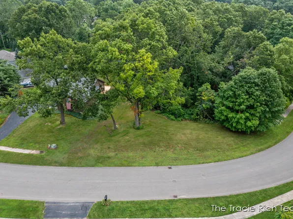 5822 Rollaway Dr NE, Comstock Park, MI 49321