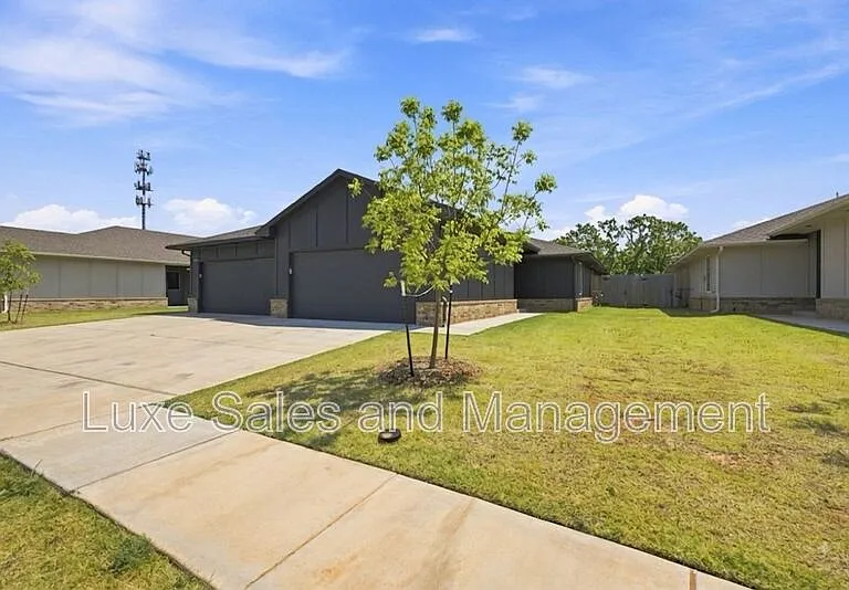8012 NW 110th Dr — Photo 1