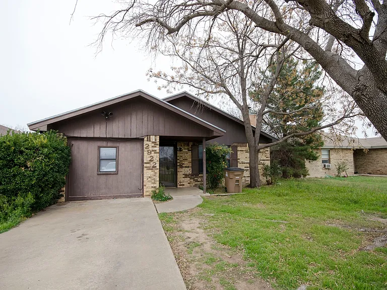 2922 N Oakes St — Photo 1
