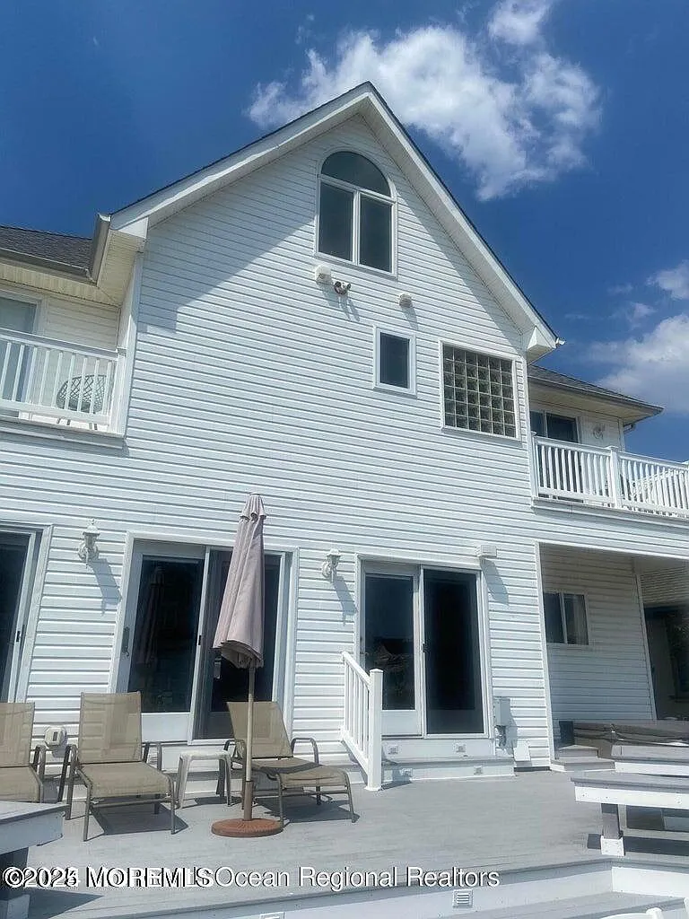 5 bed, 2704 sqft, $3,995 — Photo 2