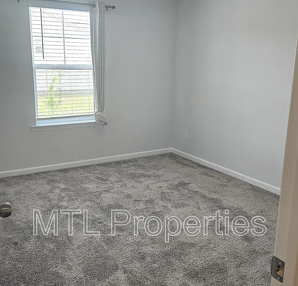 195 Bezelle Ave — Photo 14