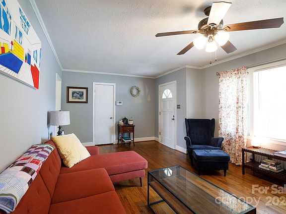 3rd image of 905 Kentwood Dr